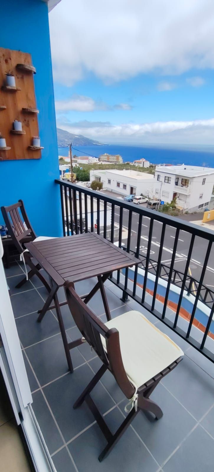 A Light-Filled Residence with Sea Views — photo 1