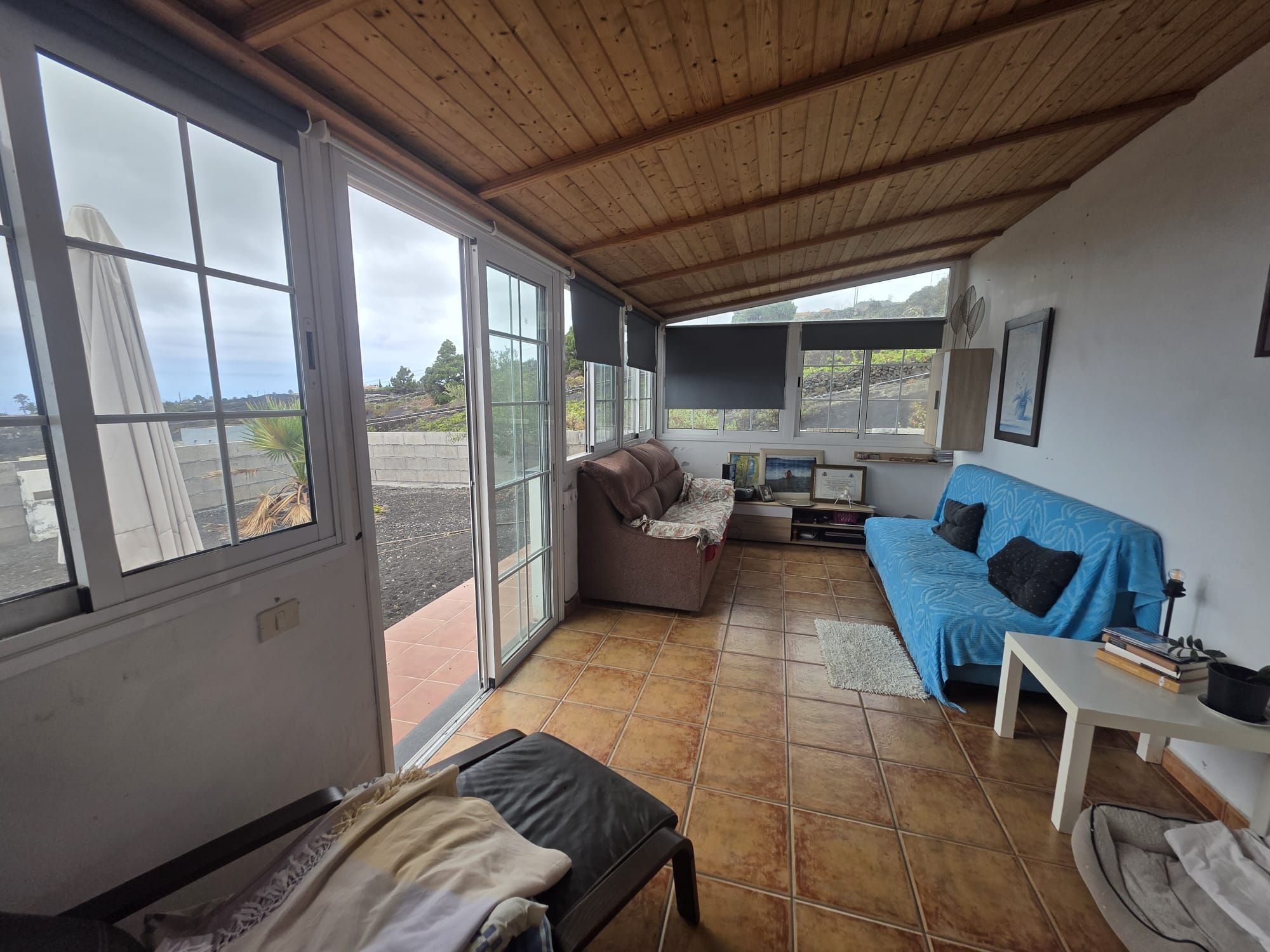 Residencia Privada con Casa de Invitados de Piedra Volcánica — photo 6