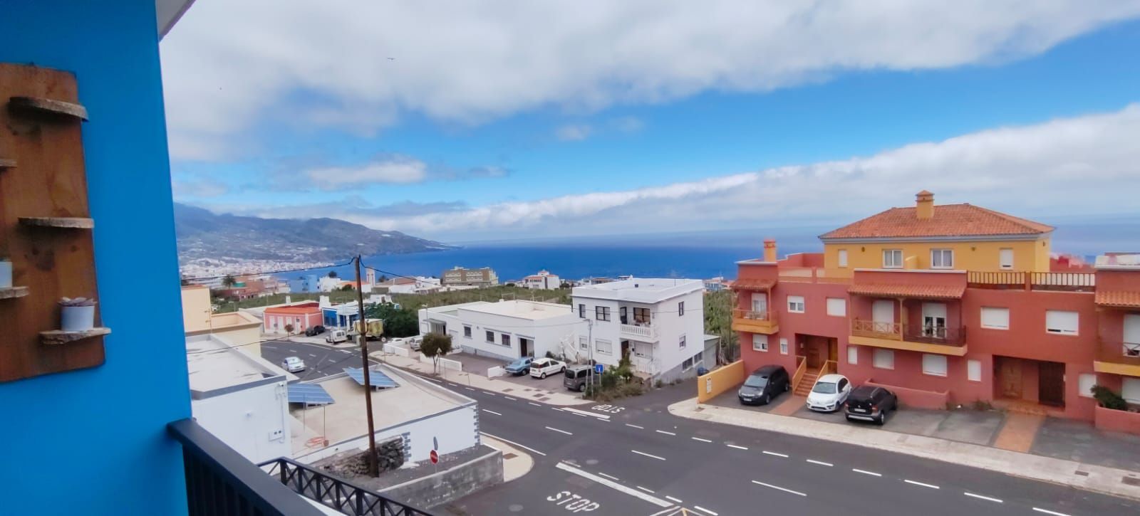 A Light-Filled Residence with Sea Views — photo 2
