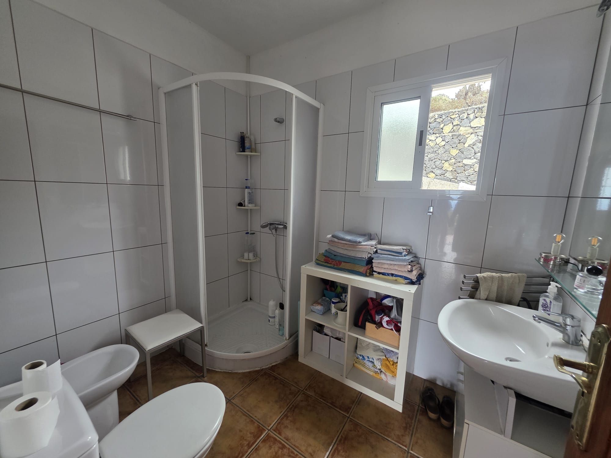 Residencia Privada con Casa de Invitados de Piedra Volcánica — photo 7
