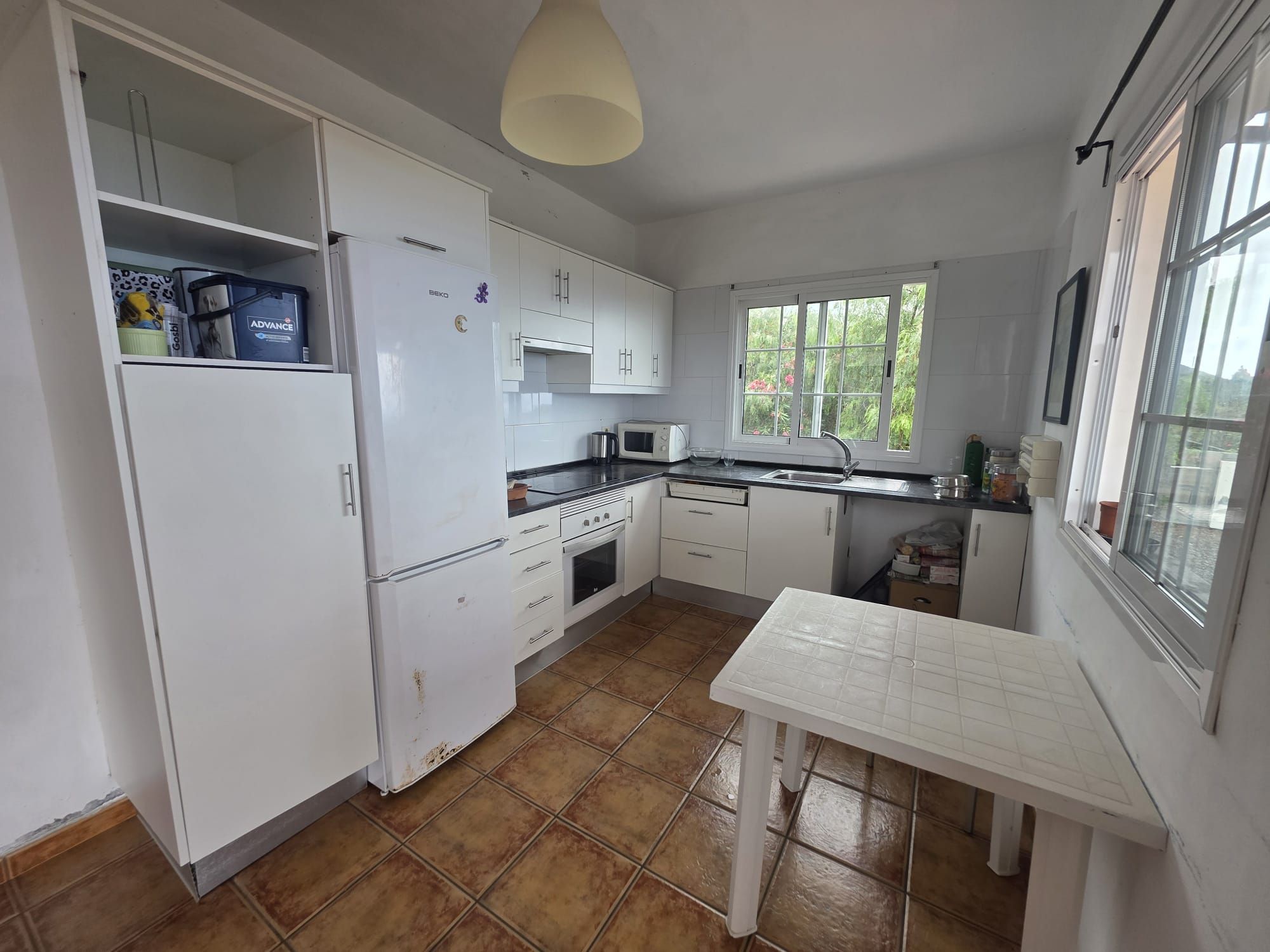 Residencia Privada con Casa de Invitados de Piedra Volcánica — photo 4