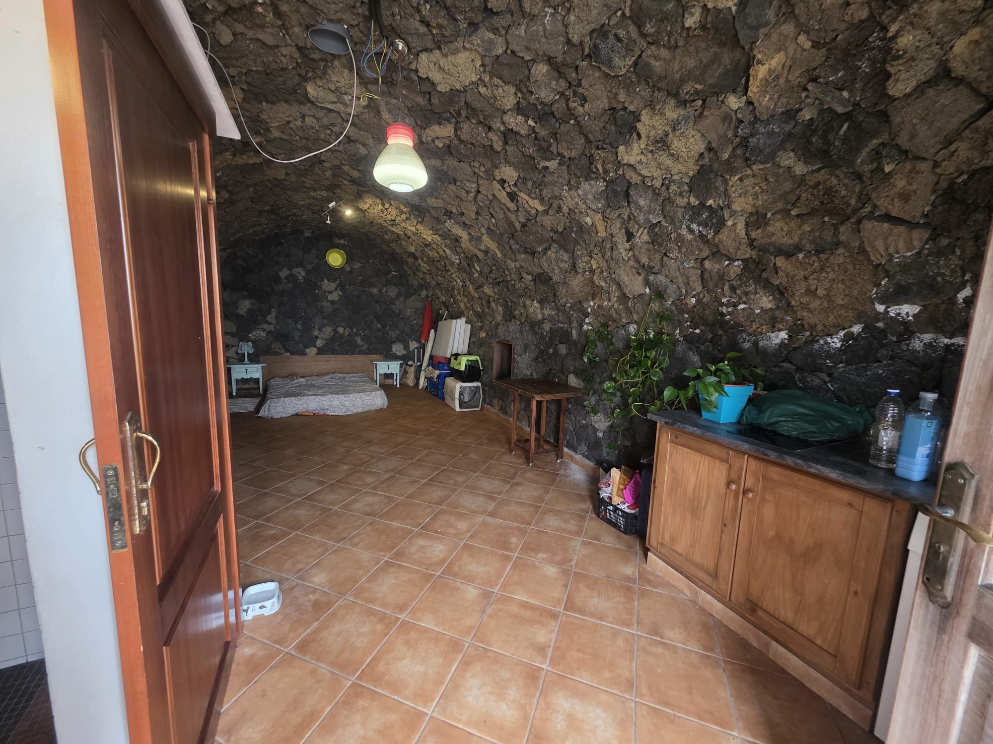 Residencia Privada con Casa de Invitados de Piedra Volcánica — photo 11