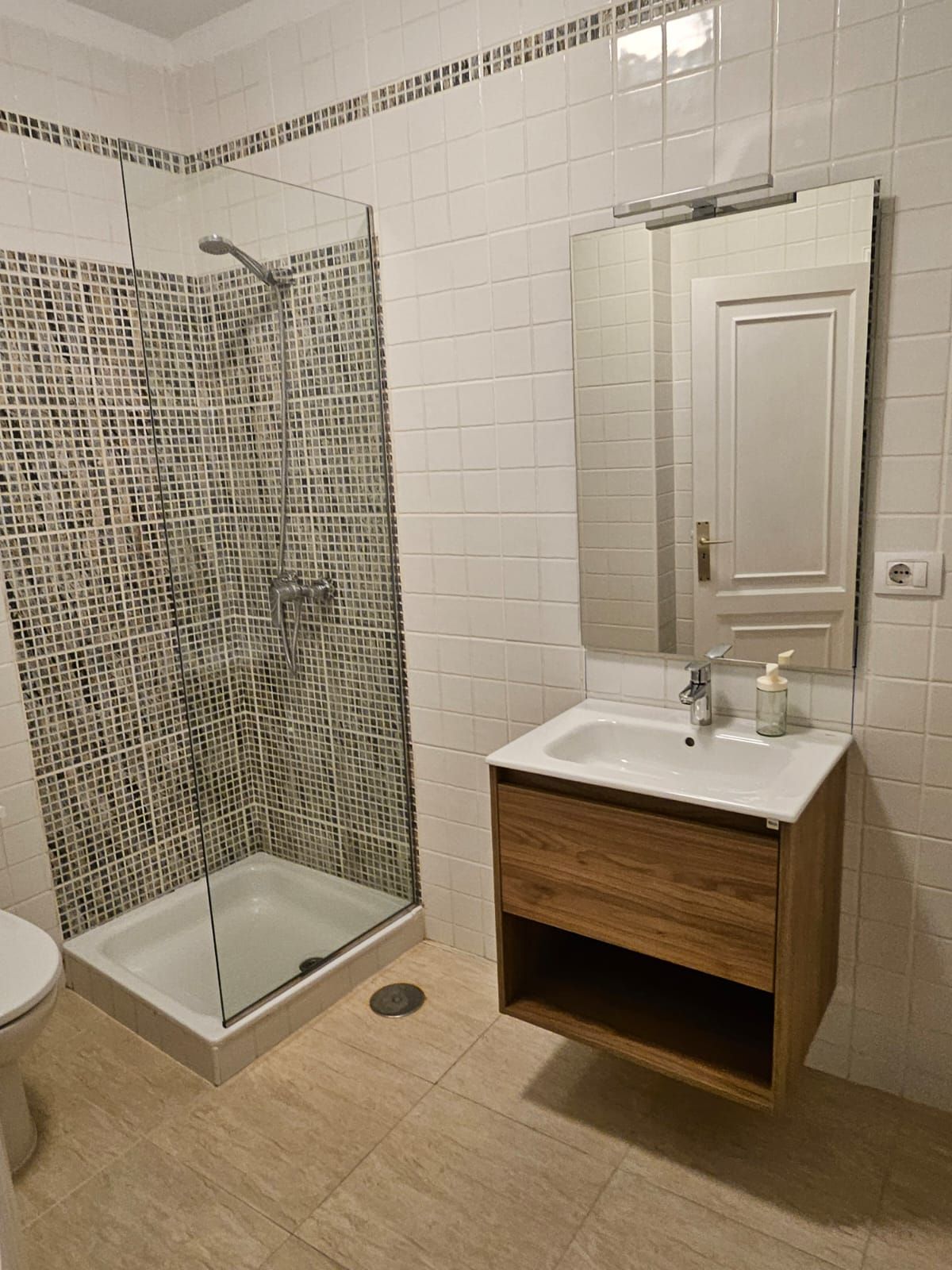 Contemporary Semi-Detached Residence — photo 10