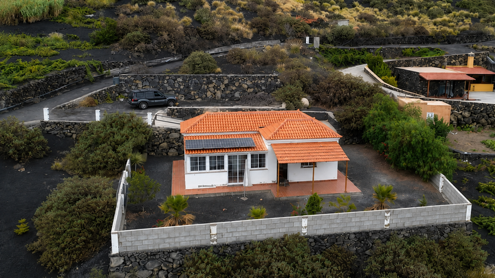 Residencia Privada con Casa de Invitados de Piedra Volcánica