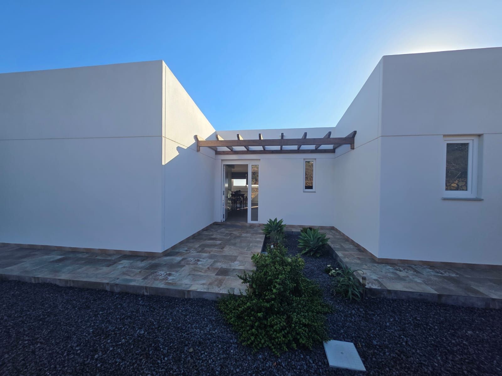 Contemporary Architectural Residence — photo 2