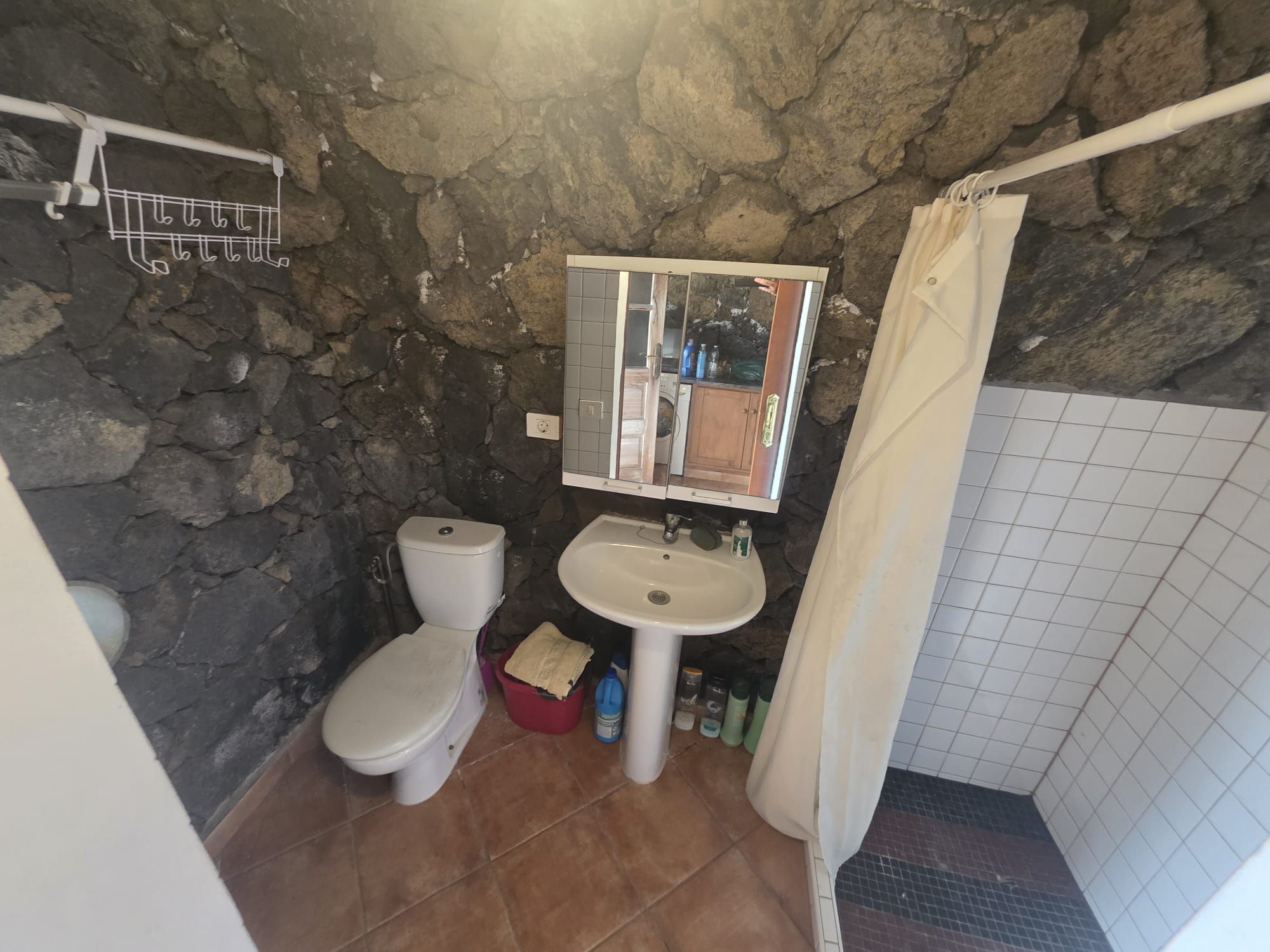Residencia Privada con Casa de Invitados de Piedra Volcánica — photo 12