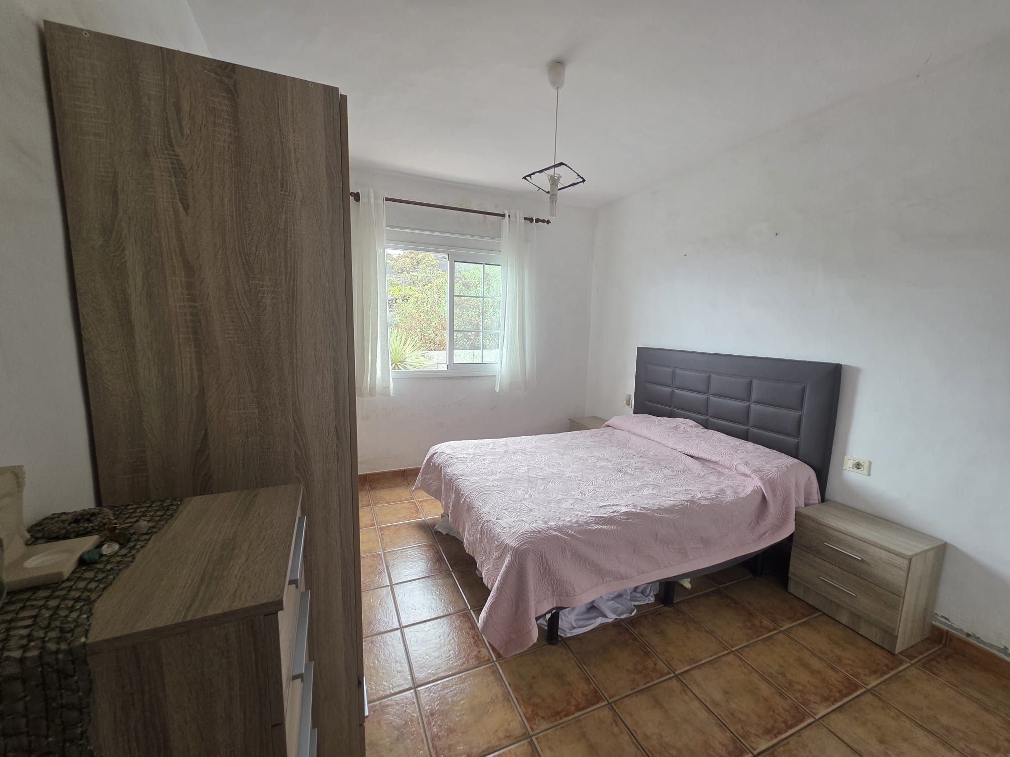 Residencia Privada con Casa de Invitados de Piedra Volcánica — photo 13