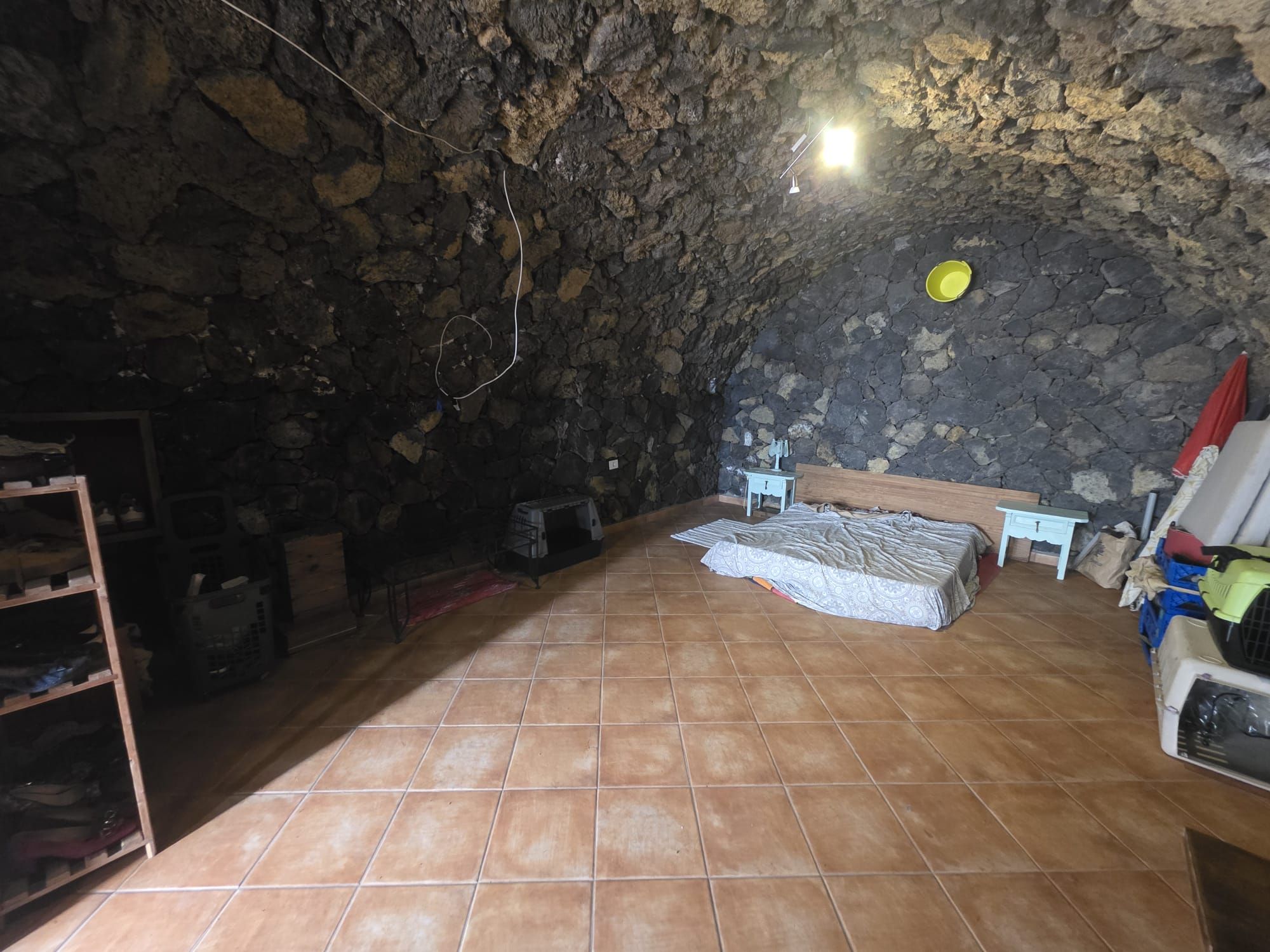 Residencia Privada con Casa de Invitados de Piedra Volcánica — photo 14