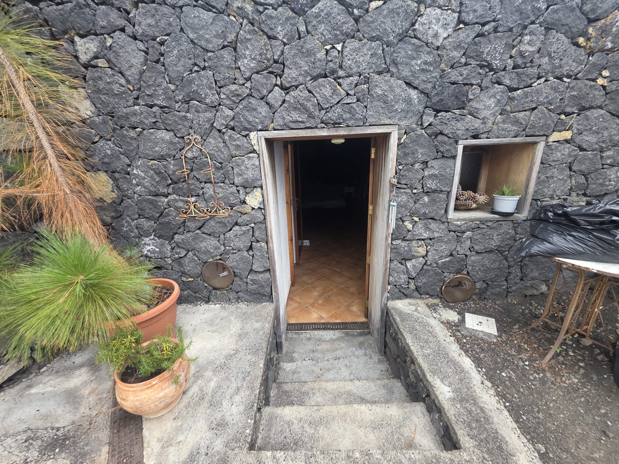 Residencia Privada con Casa de Invitados de Piedra Volcánica — photo 10