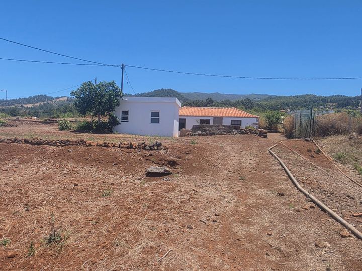 Una Casa Canaria con Suelo Urbano y Potencial de Desarrollo en Puntagorda