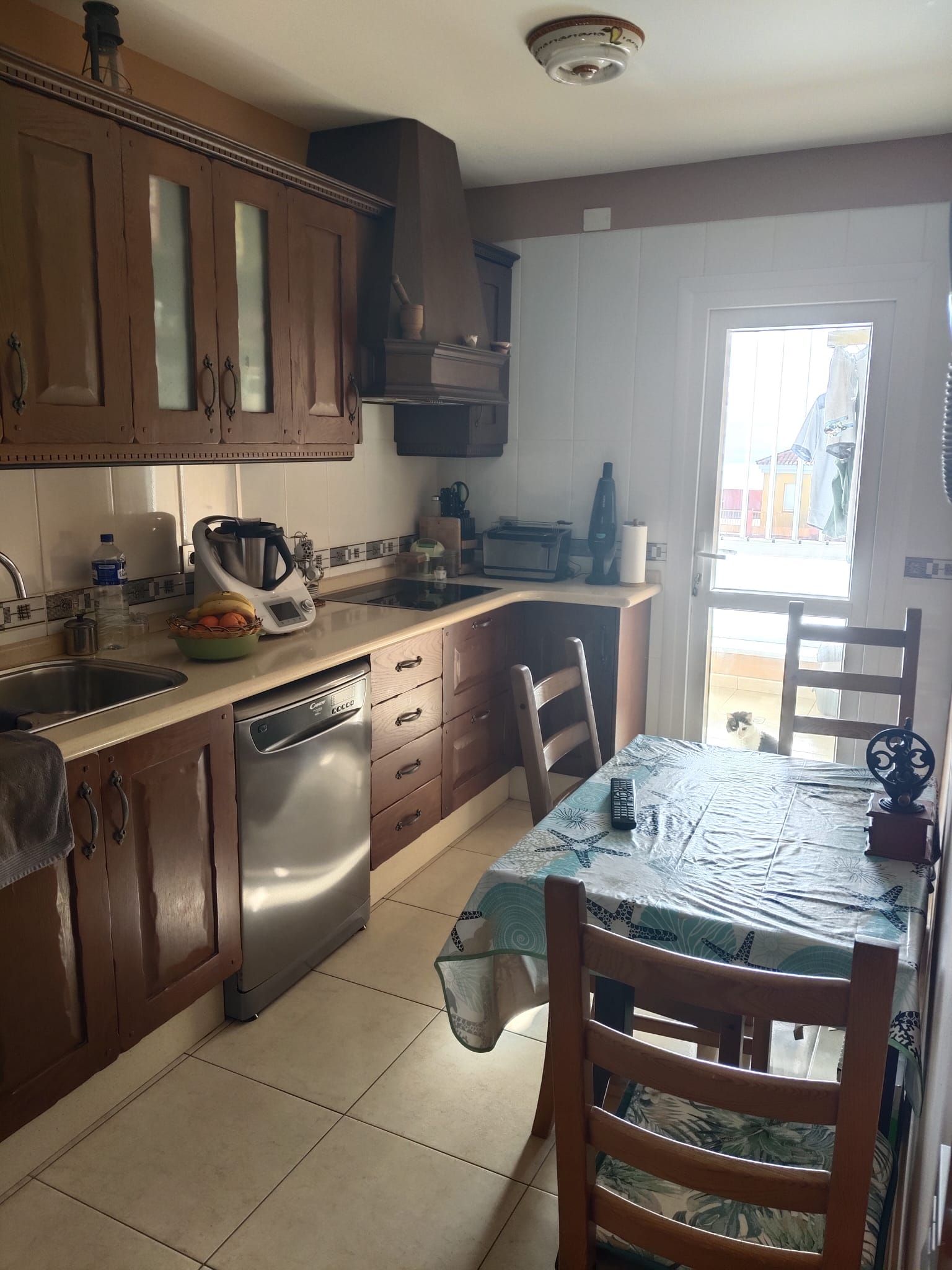 A Light-Filled Residence with Sea Views — photo 14