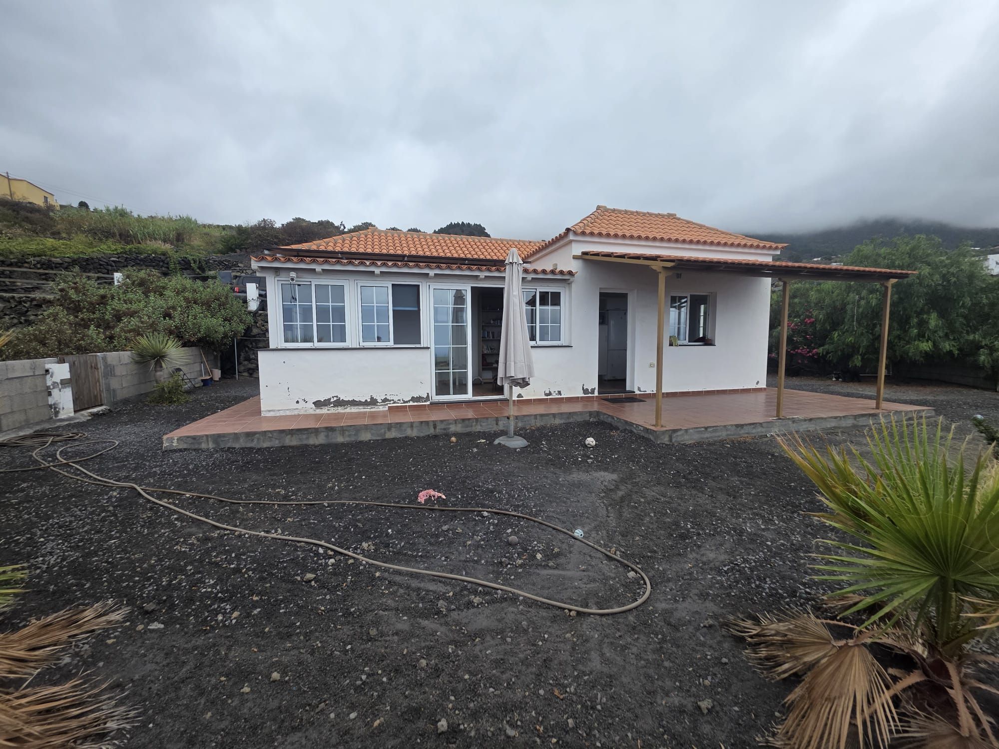 Residencia Privada con Casa de Invitados de Piedra Volcánica — photo 3