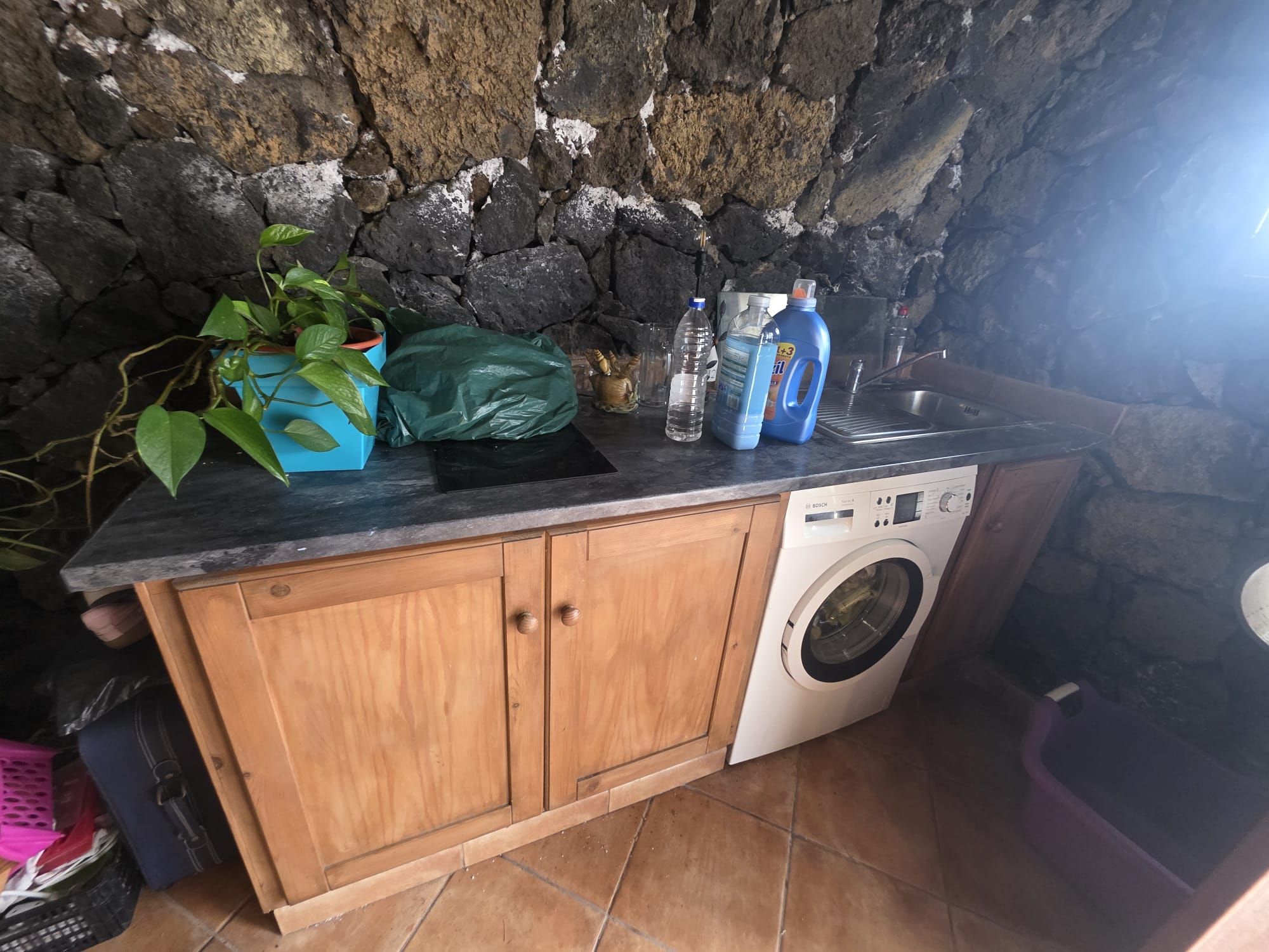 Residencia Privada con Casa de Invitados de Piedra Volcánica — photo 15
