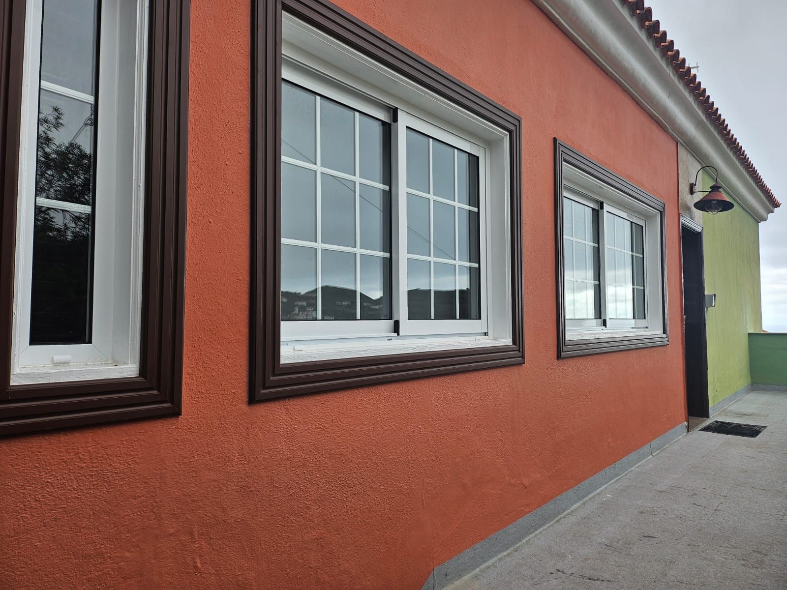 Contemporary Semi-Detached Residence — photo 2