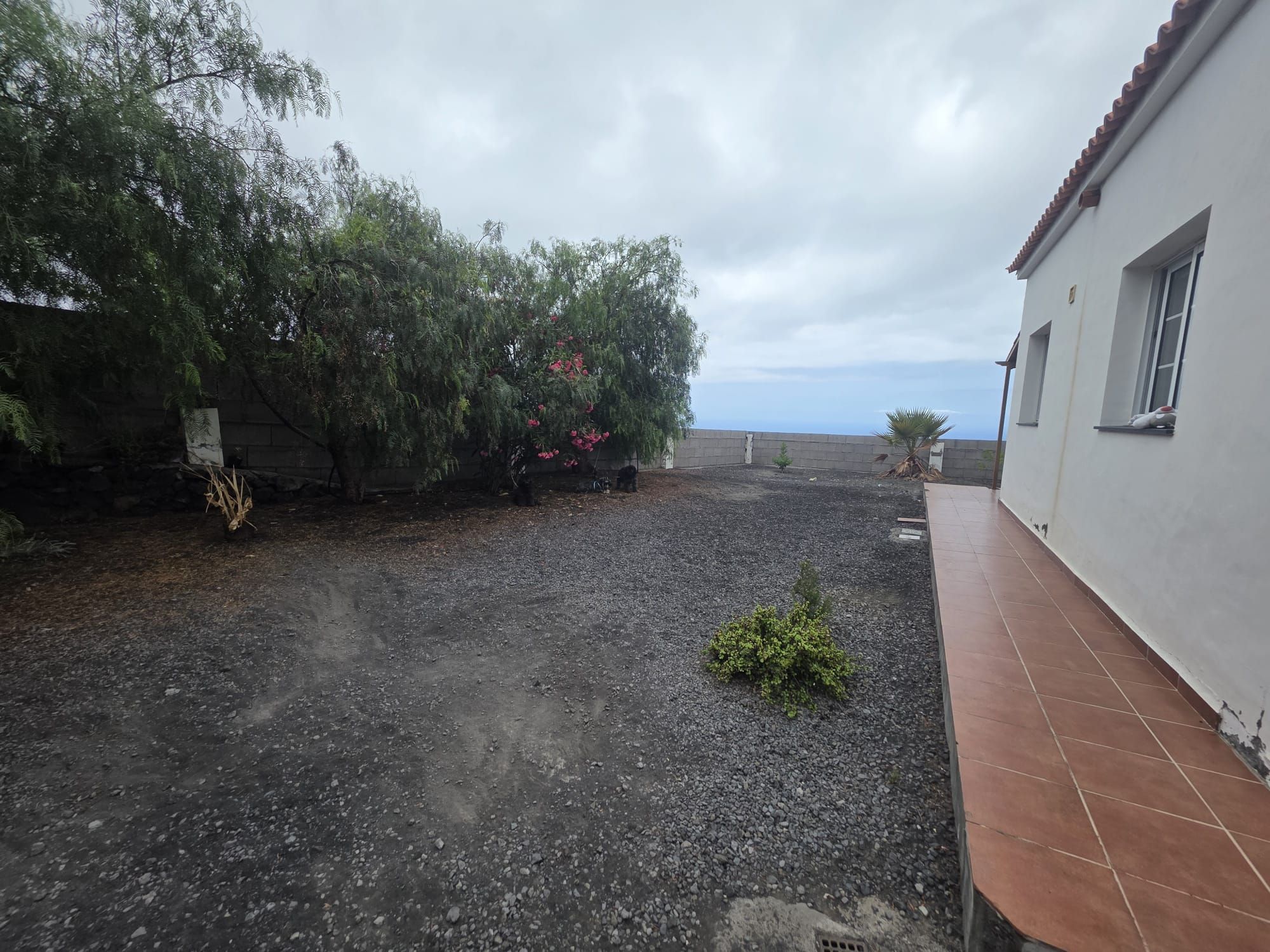 Residencia Privada con Casa de Invitados de Piedra Volcánica — photo 9